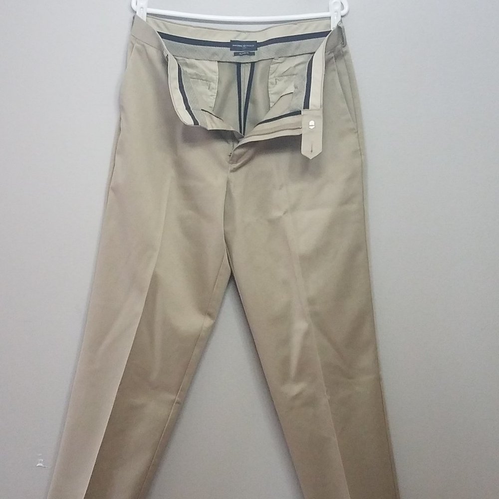Dockers khaki 33 x 32 dress pants